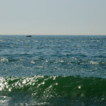 Зеленая морская волна с солнечными бликами